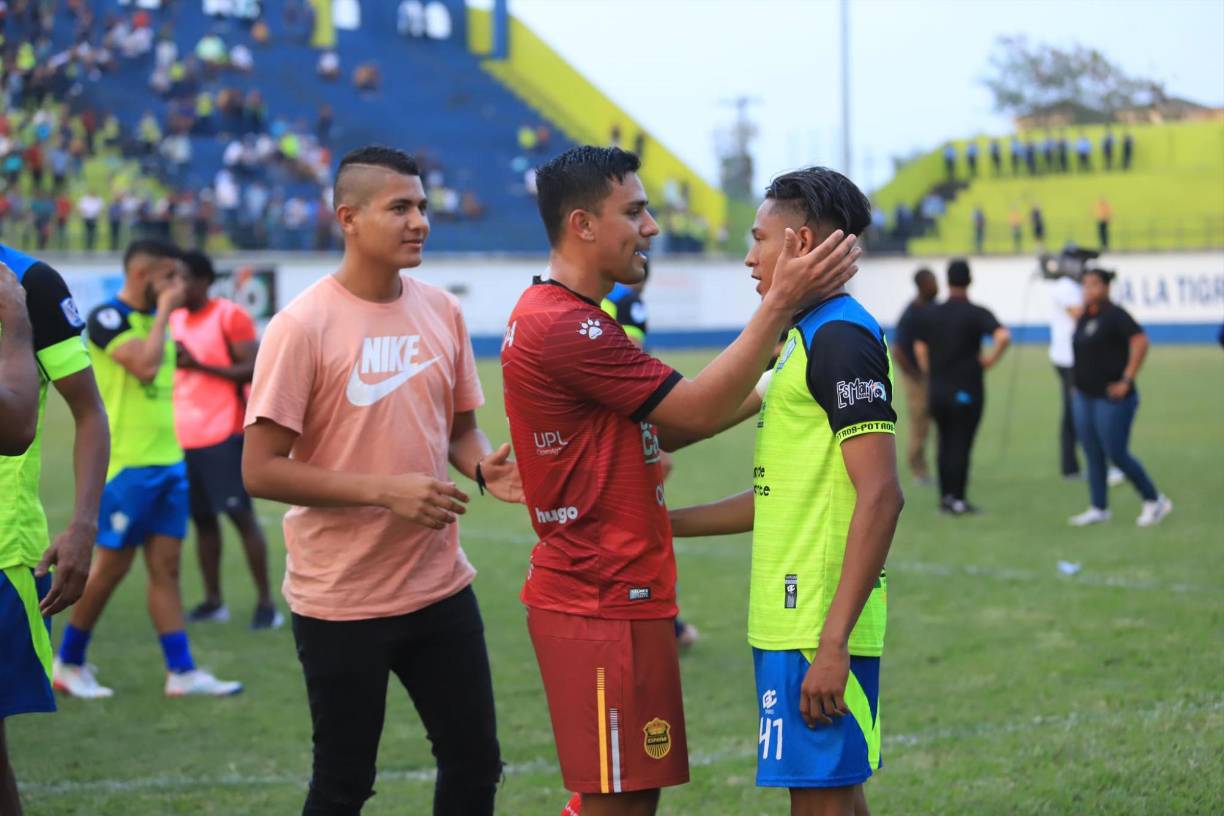 Jugadores del Real España y Potros del Olancho FC se saludaron al final del juego.