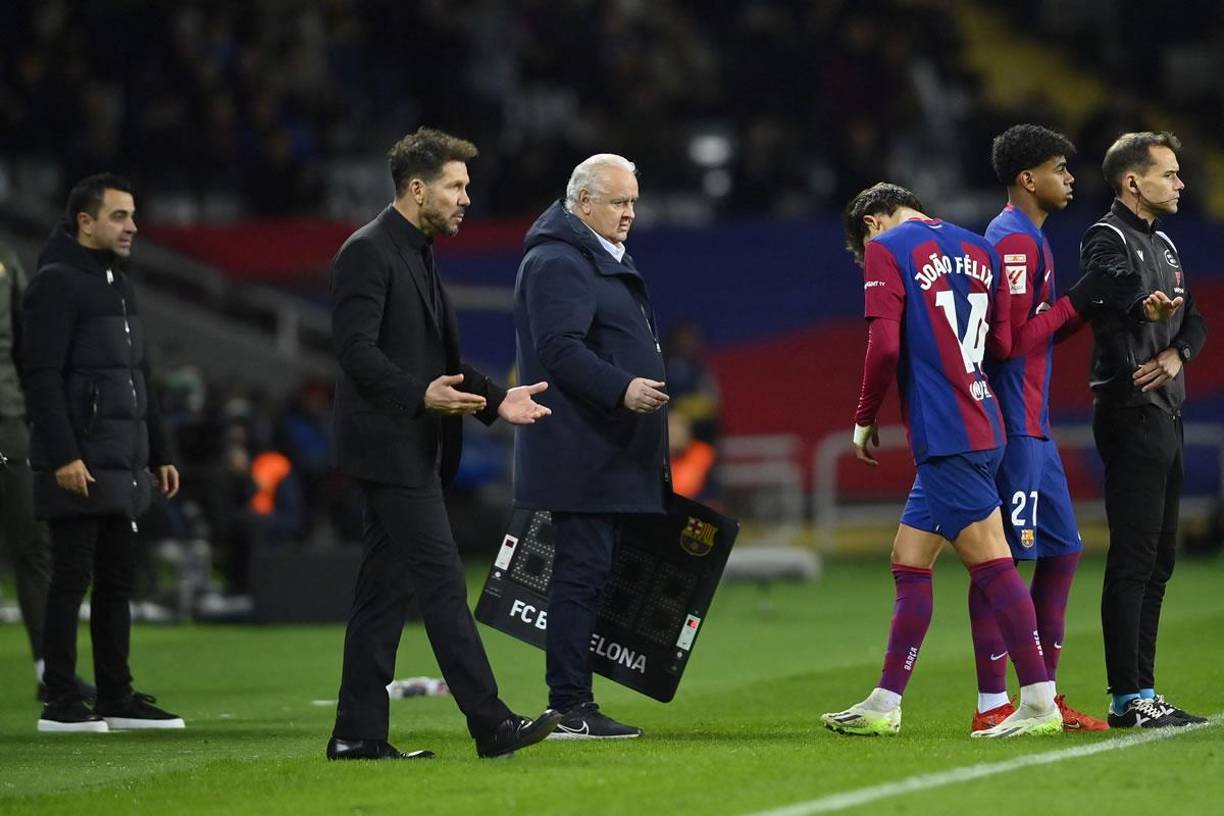 Joao Félix salió sustituido en el minuto 77 por Ferran Torres y pasó cerca de Diego Pablo Simeone, su mayor crítico en el Atlético de Madrid.