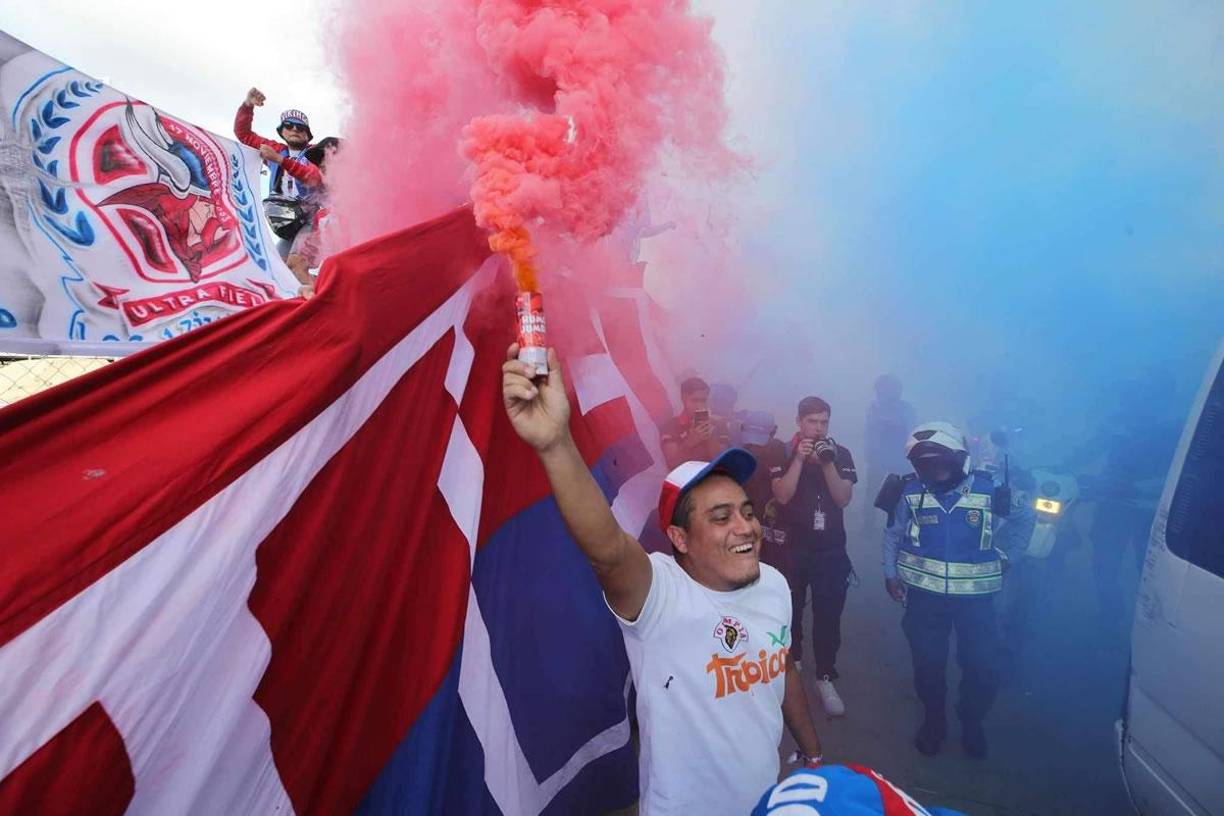 Toda una fiesta montaron los aficionados del Olimpia a la llegada del plantel merengue al estadio Nacional Chelato Uclés.