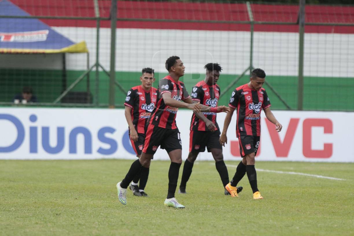 Cristian Sacaza marcó lo que era el segundo gol del Vida.