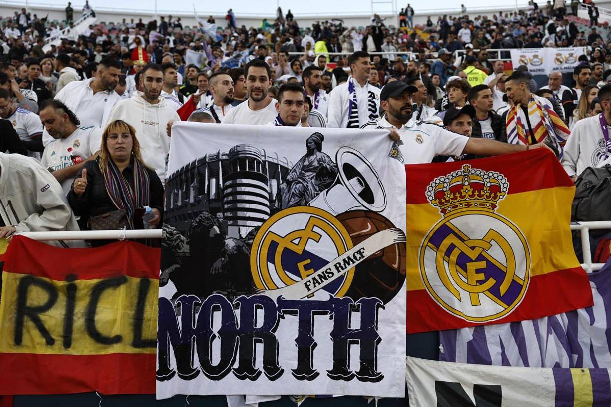 Cientos de aficionados del Real Madrid apoyaron al equipo merengue en el estadio Príncipe Moulay Abdellah de Rabat.