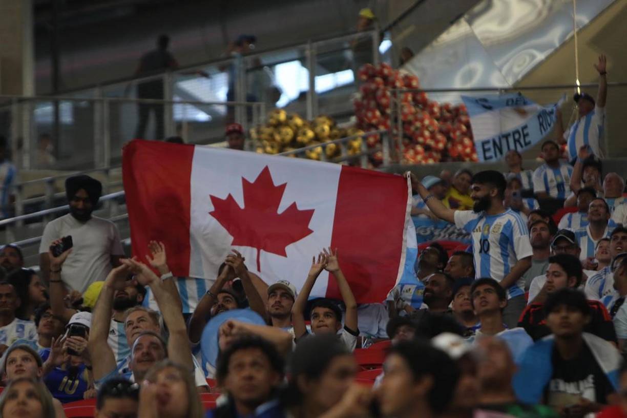 Hondureñas cautivan, bellezas y ambientazo en el Argentina-Canadá en Copa América