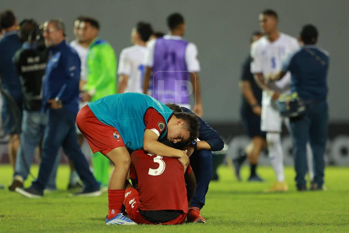 Los jugadores de la Sub-20 de Panamá lucieron destrozados en un costado del césped del estadio Morazán tras dejar escapar la oportunidad de clasificar al Mundial y los Juegos Olímpicos.