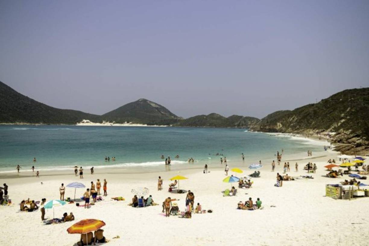 5. Prainhas do Pontal do Atalaia, Brasil: Lo increíble de esta playa es que, dependiendo de la hora, del día, la corriente, la presencia del sol y muchos otros factores, el color del agua puede ser diferente, moviéndose entre el verde y el azul. Además, cuenta con amplia vegetación y fina arena blanca.