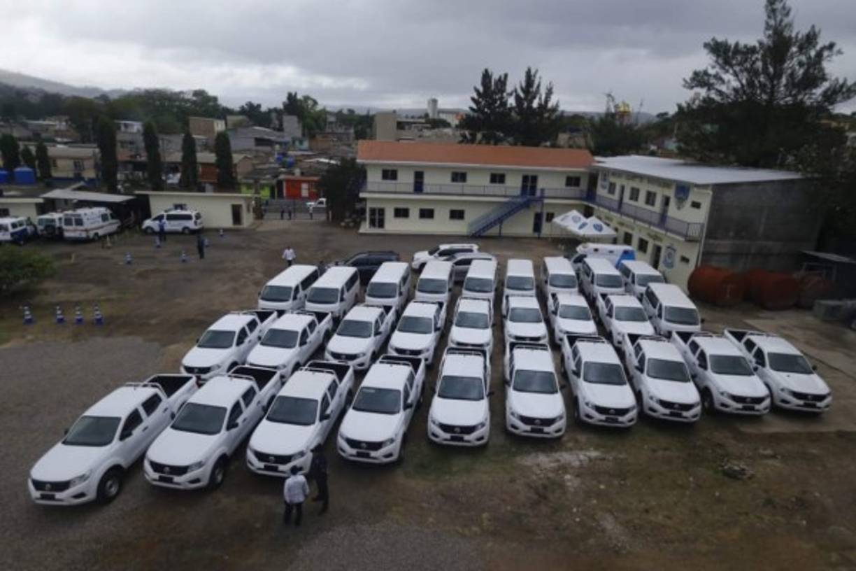 Al mismo tiempo se entregó una flota de vehículos que busca facilitar y fortalecer las labores de la Policía de Investigación en todo el país.