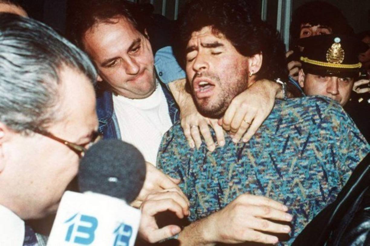 Diego Armando Maradona, en 1991 fue detenido por consumo de cocaína y fue procesado en prisión para después ser puesto en libertad.