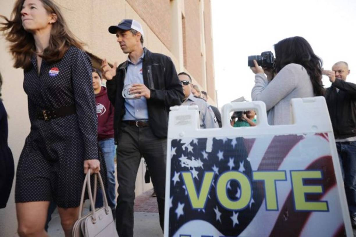 El candidato al Senado, el demócrata Beto O'Rourke, llega a un centro de votación con su familia.