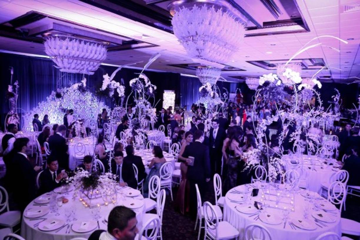 El Centro Social Hondureño Árabe se vio como nunca antes. Alexandra Lockmer apantalló a los asistentes con una boda bajo la temática de Jardín secreto de Abu Dhabi, la famosa metrópoli de Medio Oriente.