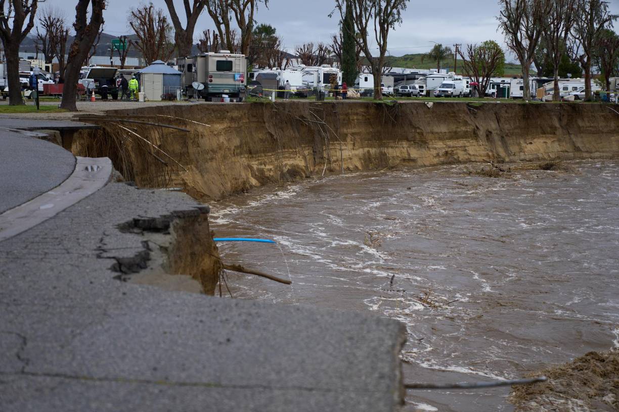 Un sistema de baja presión, que cubre toda la costa oeste, traerá períodos de lluvia y nieve en las montañas, junto con ráfagas de viento en el área metropolitana de Los Ángeles y la bahía de San Francisco en una serie de tormentas hasta el miércoles.