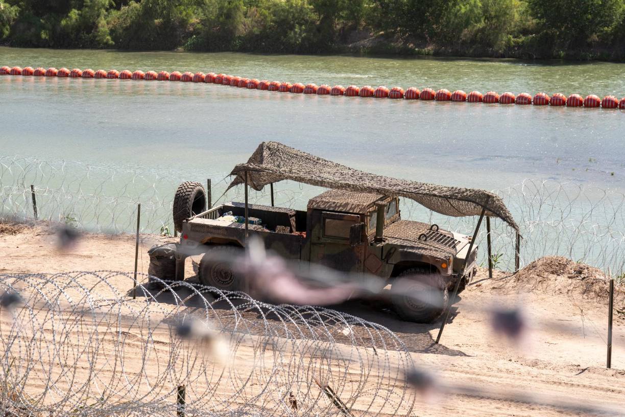 El Gobierno de México envió el viernes una nota diplomática a Estados Unidos después de que Texas colocó un cerco de alambre y una barrera de boyas en el río Bravo, en la frontera entre ambos países, para impedir el paso de migrantes, lo que además viola el Tratado de Aguas, según denunció.