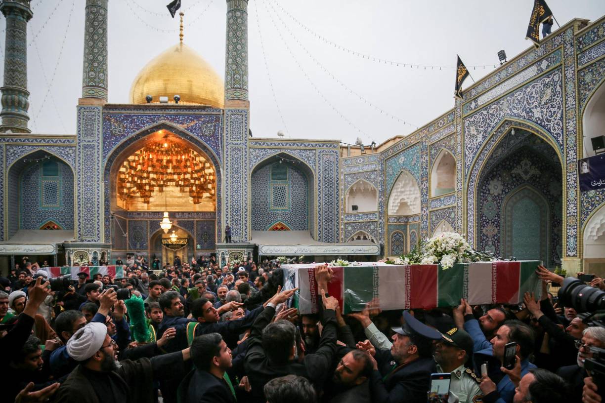 Los funerales masivos se enmarcan en una tradición muy arraigada desde la fundación de la República Islámica en <b>Irán</b> y tienen un cariz político. En 2020 una inmensa multitud despidió al general Qassem Soleimani, un importante mando de los Guardianes de la Revolución muerto en un ataque estadounidense.
