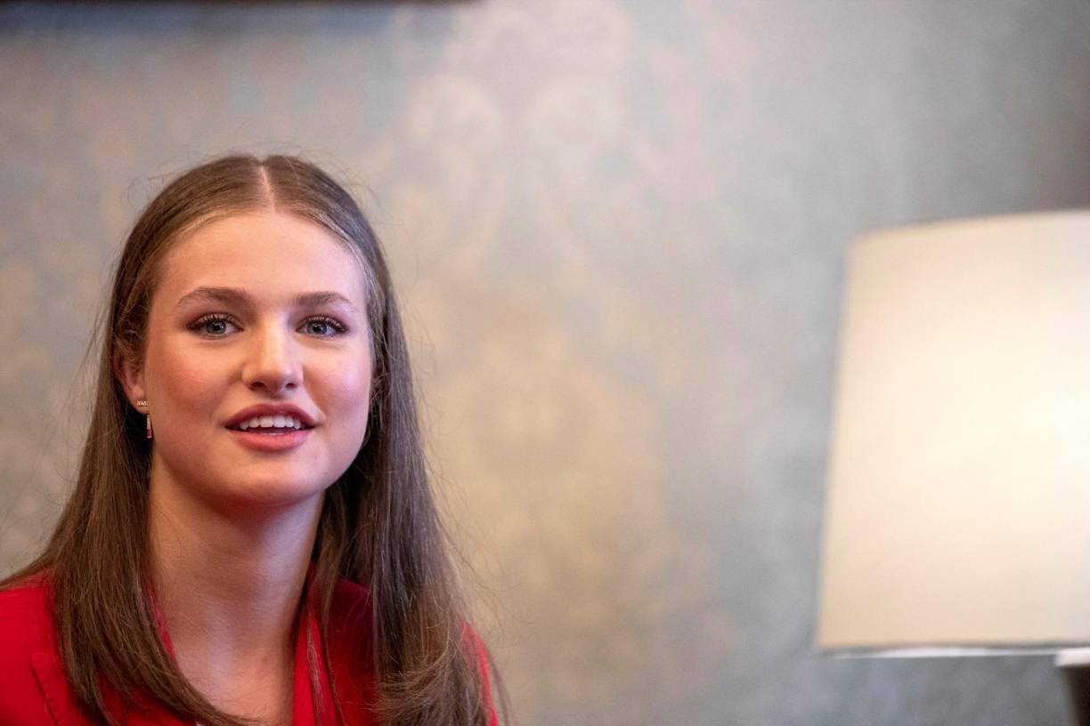 Tras la entrega de la banda, tuvo lugar el encuentro entre Rebelo de Sousa y la princesa, de 18 años, con las dos delegaciones, integradas por los ministros, los embajadores y los jefes de la Casa del Rey y de la Casa Civil portuguesa.