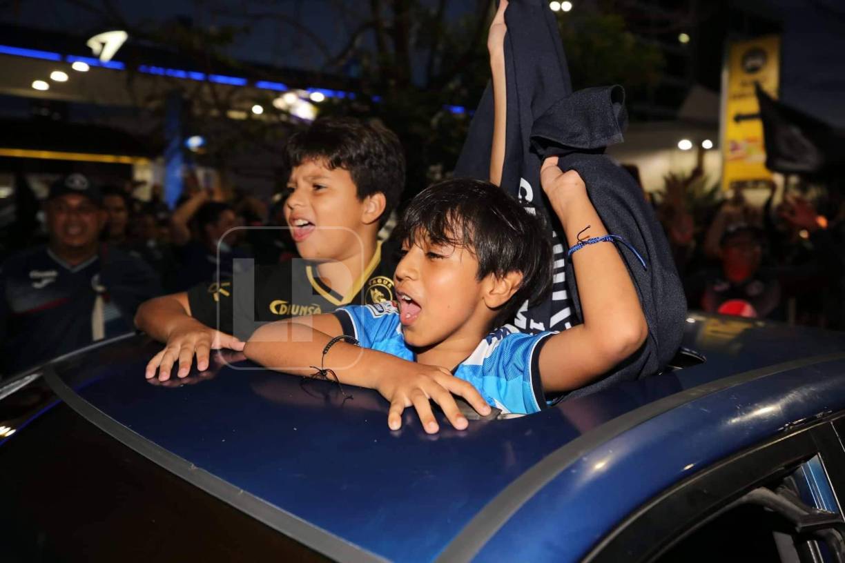 Los pequeños celebraron la coronación de su amado equipo Motagua.