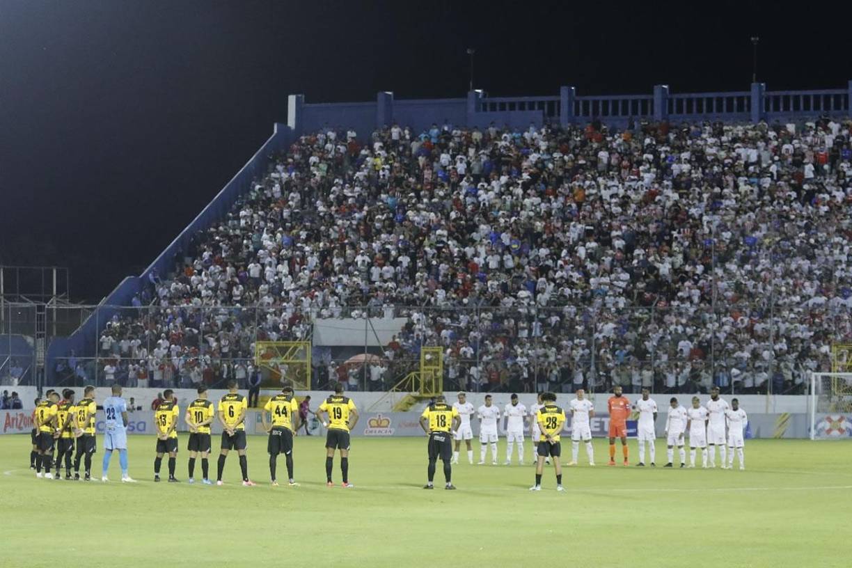 Real España y Olimpia guardaron un minuto de silencio en memoria de Julio César Hernández Cáceres, jugador activo de las reservas del Olancho FC, que falleció a causa del dengue.