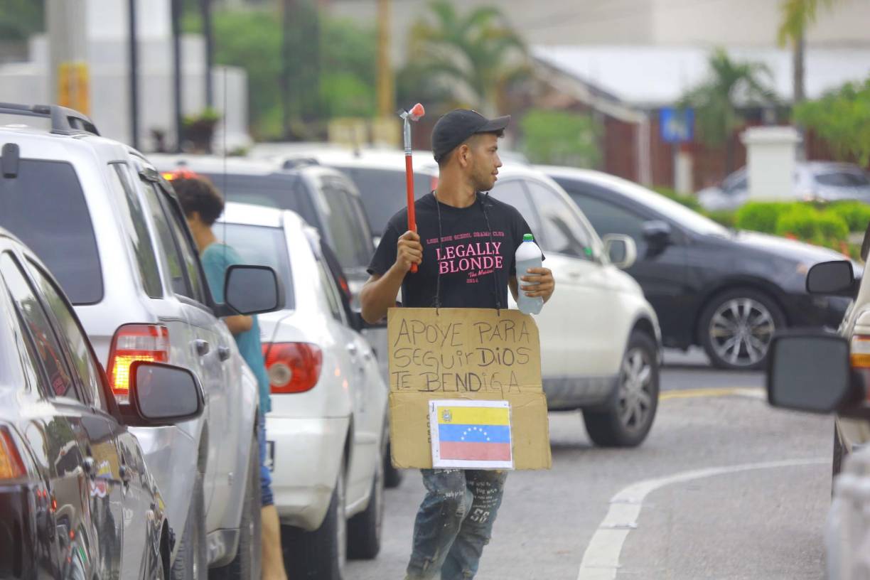 “Hey, chavo, una ayuda por favor”, suelen decirles a los conductores que transitan por las calles donde se ubican.
