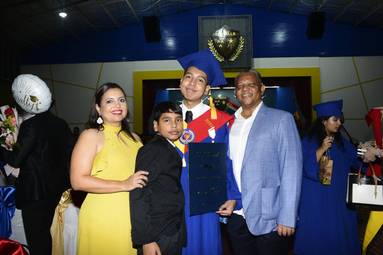 Karen, Daniel y Gabriel Reyes junto a Andy Rosales