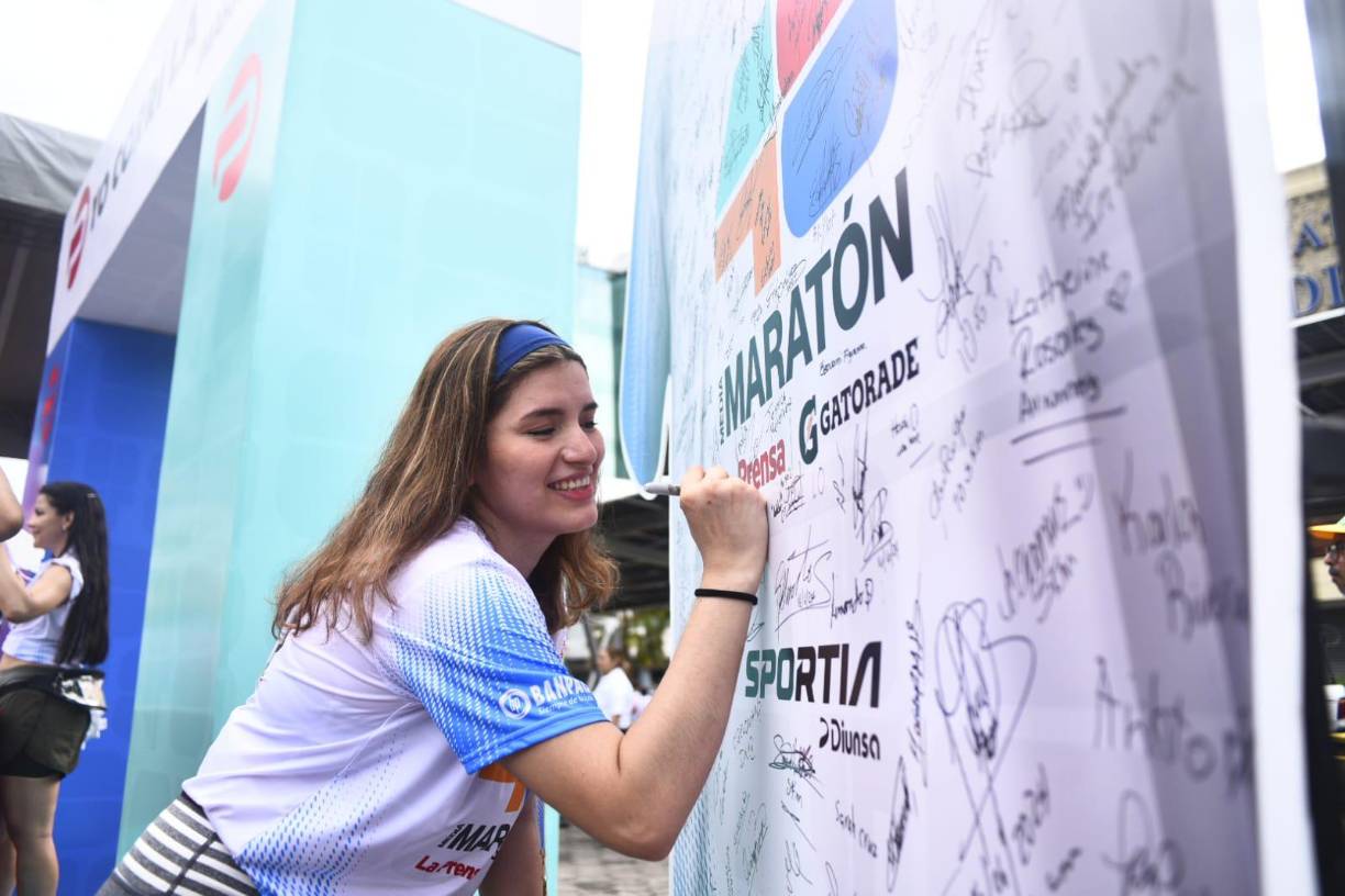 Al final, una medalla, una bebida refrescante, un masaje, el cuidado de los organismos de socorro, una baleada o un desayuno para reponerse y miles de fotos que sirven como recuerdo y constancia del éxito de la 48 Maratón de Diario LA PRENSA.