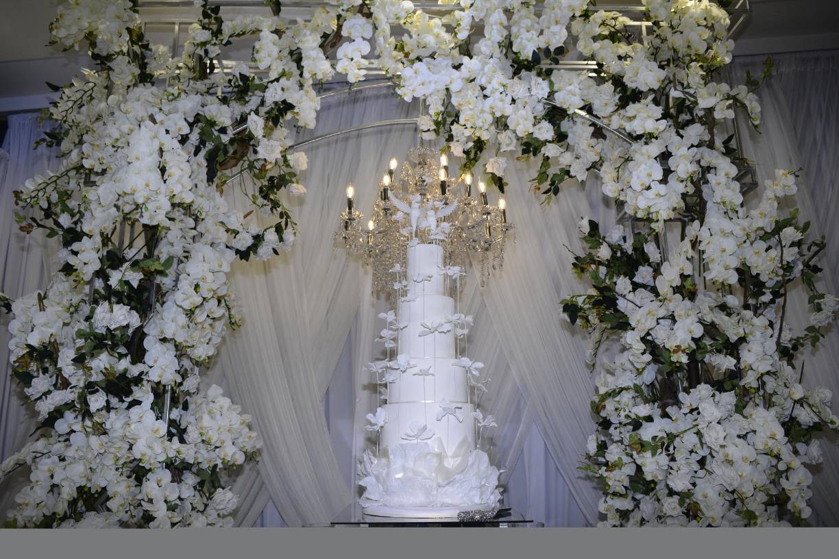 El enorme y llamativo pastel fue obra de Signature Cakes.