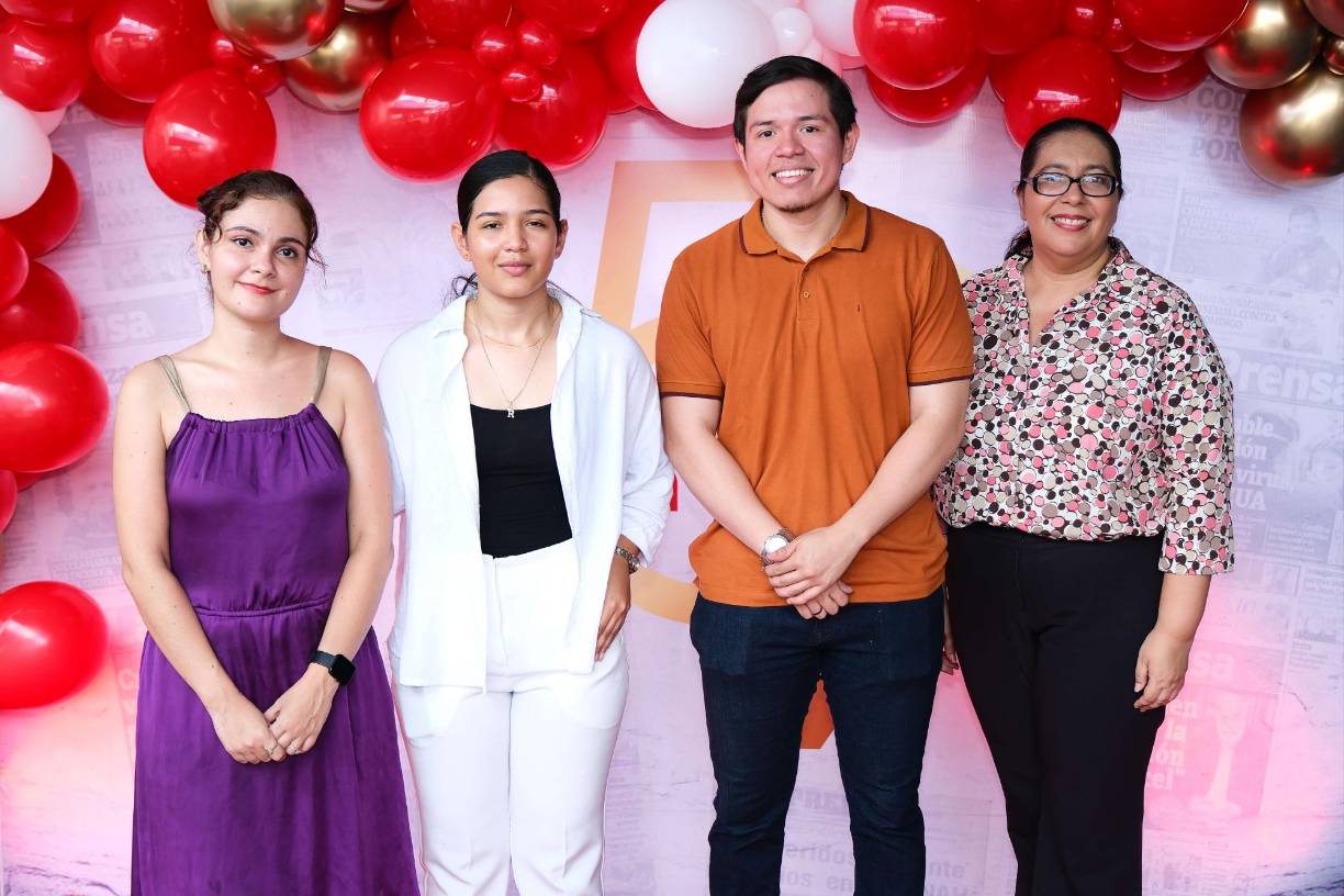 Parte de los integrantes de Soft News. 