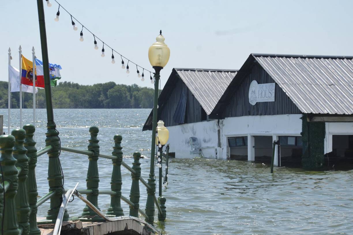 Tras el terremoto, el muelle de Puerto Bolivar se inundó por completo en la ciudad de Machala. 