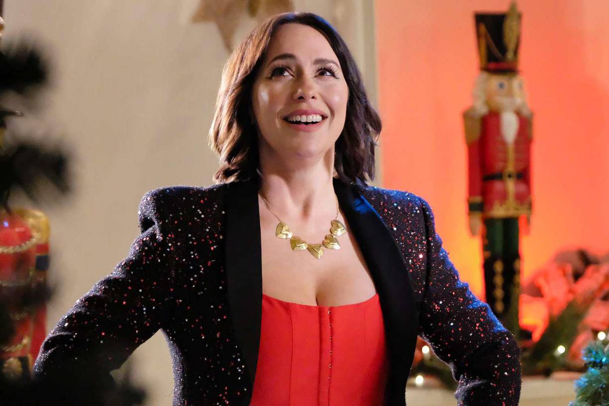 Además de su trabajo en el cine, Hewitt también está desarrollando un nuevo proyecto para la televisión. Se trata de una película para Lifetime titulada The Holiday Junkie, en la que no solo actuará, sino que también dirigirá y producirá. Este proyecto le permitirá explorar su pasión por la dirección y la producción, áreas en las que ha demostrado tener un gran talento.