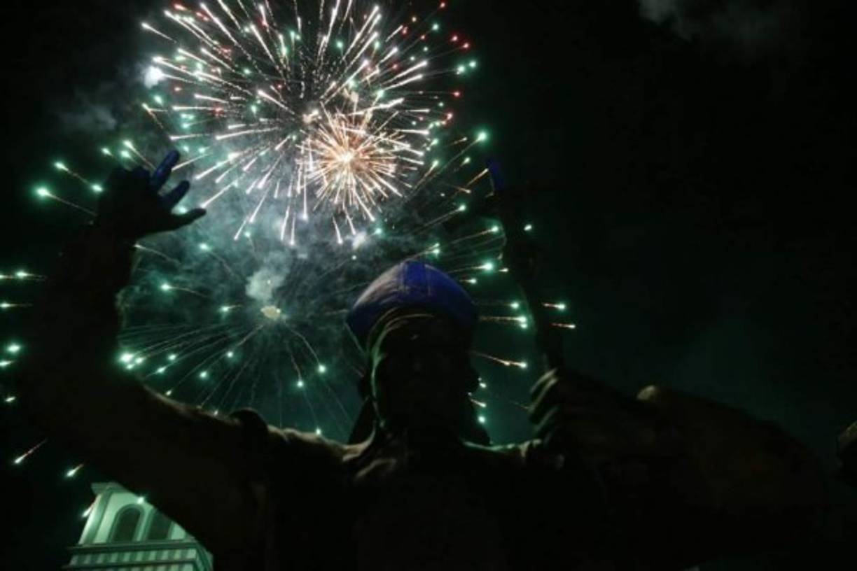 Los fuegos artificiales iluminaron todo el sector de Suyapa, con una emotiva leyenda que invita a disfrutar la temporada en comunión.