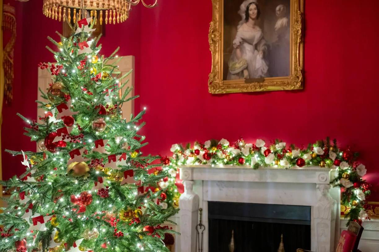 “Ha sido el honor de nuestras vidas servir como su Presidente y Primera Dama”, apuntó Jill Biden en el comunicado en el que destaca que a la pareja presidencial siempre le ha encantado “abrir las puertas de la casa del pueblo cada vez más y más cada año, continuando con el espíritu de buena voluntad y gratitud”.