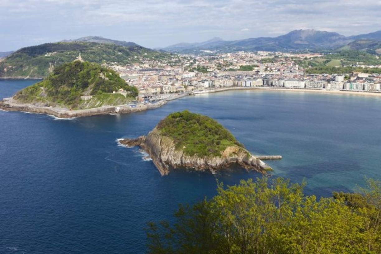 15. Playa de La Concha: Es una playa de sustrato arenoso y poca profundidad ubicada en España. El recorrido de las mareas a menudo limita la superficie útil para el uso. Puede considerarse una playa de entorno urbano y uso masivo. Además, desde 2007 es uno de los 12 Tesoros de España