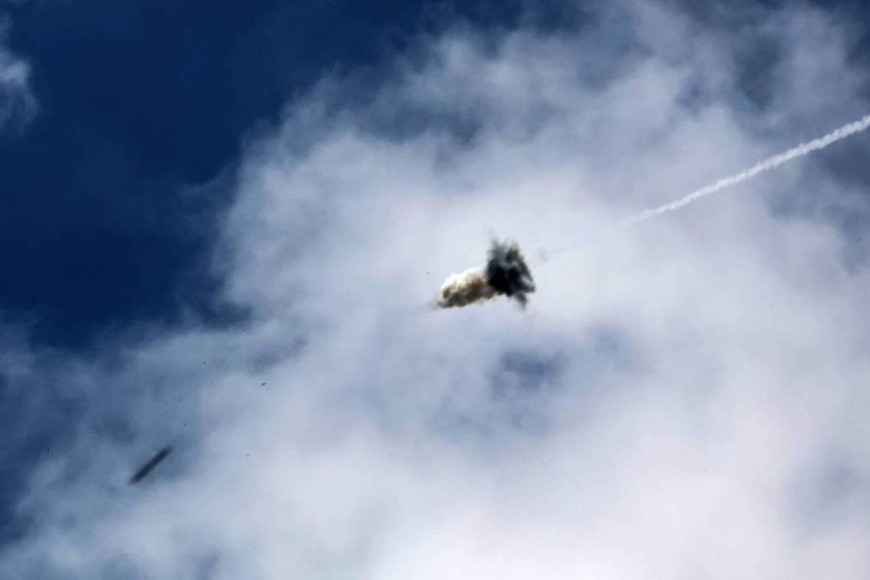 En dicho ataque, Hamás disparó miles de cohetes en dirección a Israel e intentó también infiltrar a sus combatientes mediante diversos medios, incluyendo tierra, mar y aire.