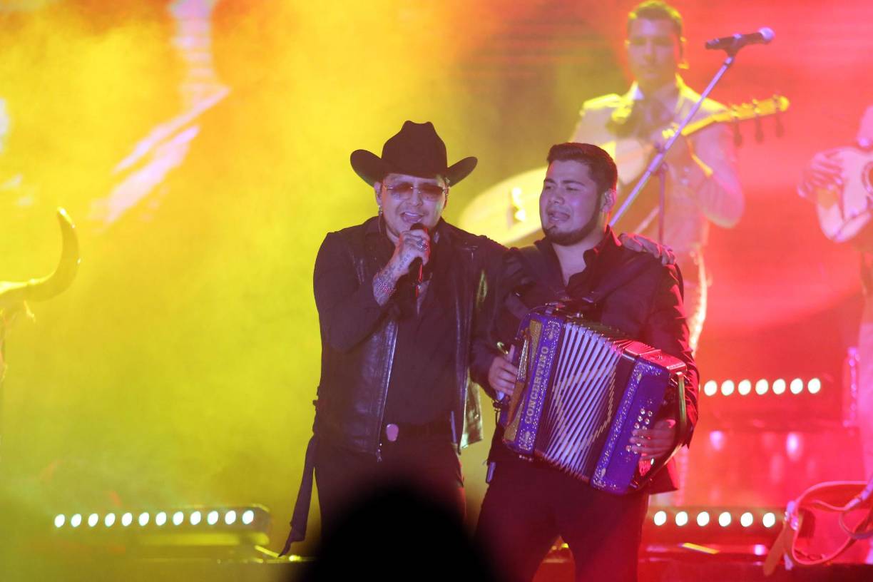  Los sampedranos disfrutaron las canciones y corearon a todo pulmón cada uno de los éxitos de Nodal, mientras un espectacular juego de luces acompañaba el ritmo del mexicano.