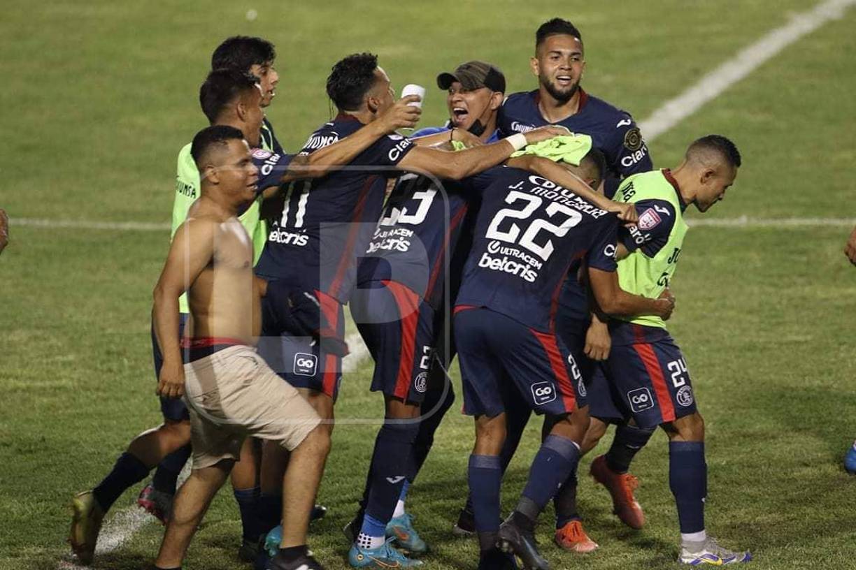 Tras el pitazo final algunos aficionados burlaron la seguridad para ingresar al terreno de las acciones.