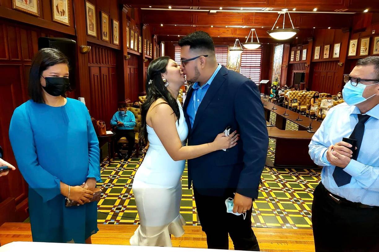 Una copia de tarjeta de identidad de ambos y dos testigos también son parte de los requisitos.