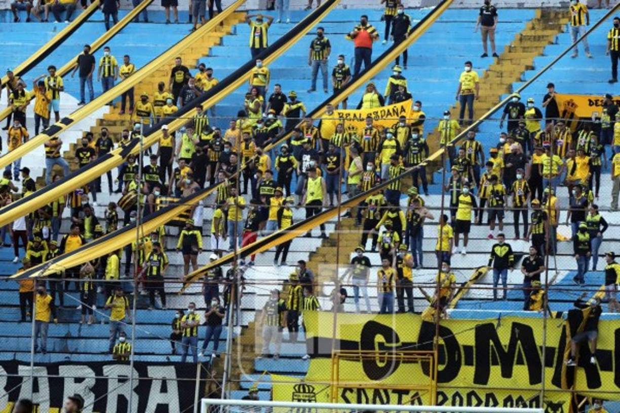 La afición del Real España en las gradas del estadio Morazán apoyando a su equipo ante Real Sociedad.