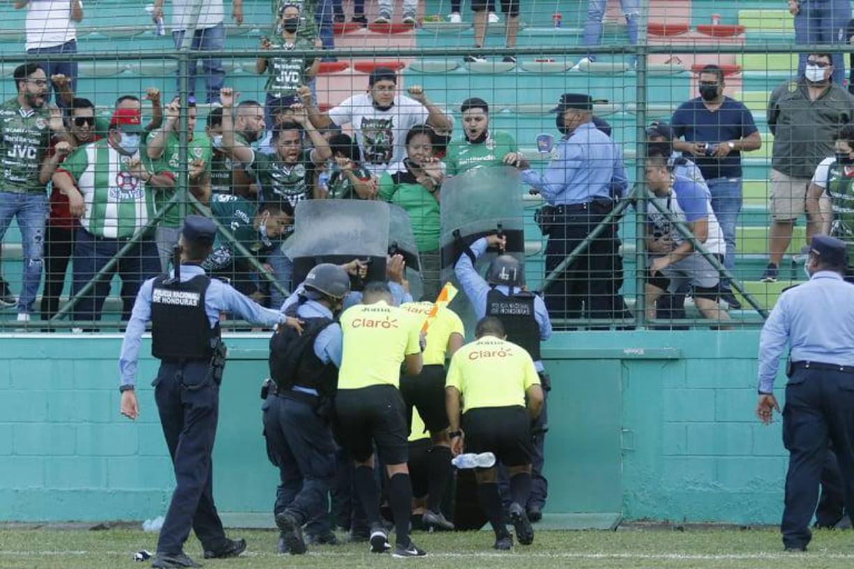 No se vio: Enfado de afición; árbitros custodiados y la reacción de dos policías al ver a edecanes