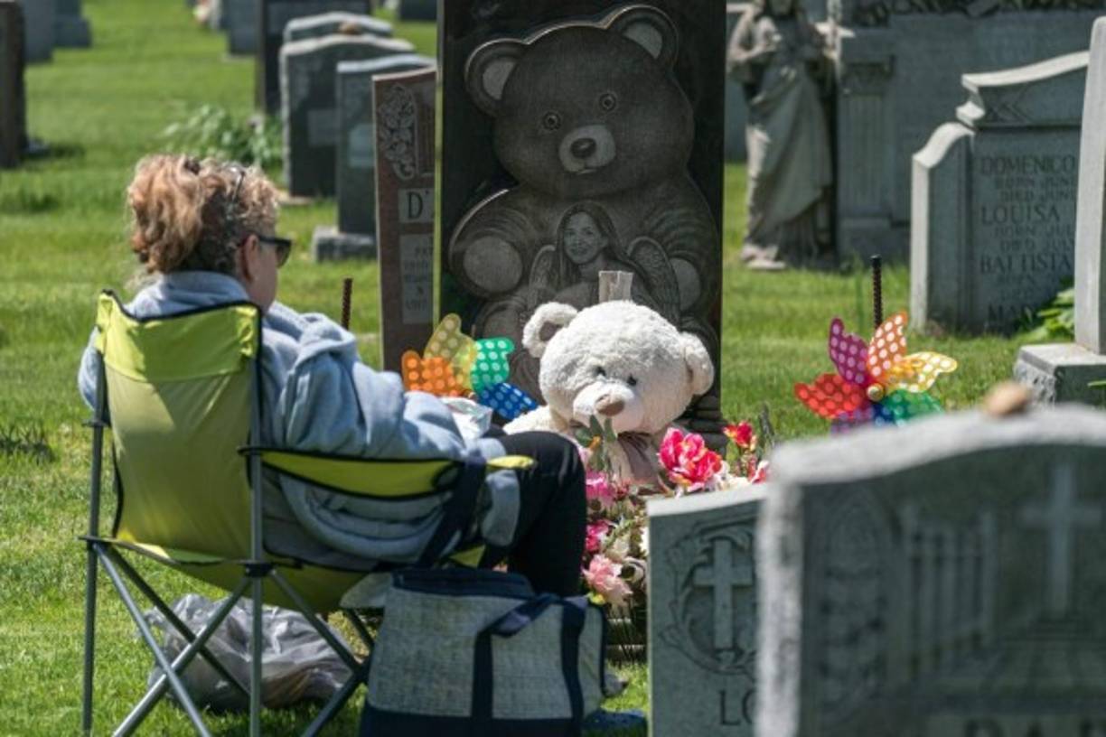 Nueva York reabrió los cementerios este domingo para que familiares pudiesen visitar las tumbas de sus madres.