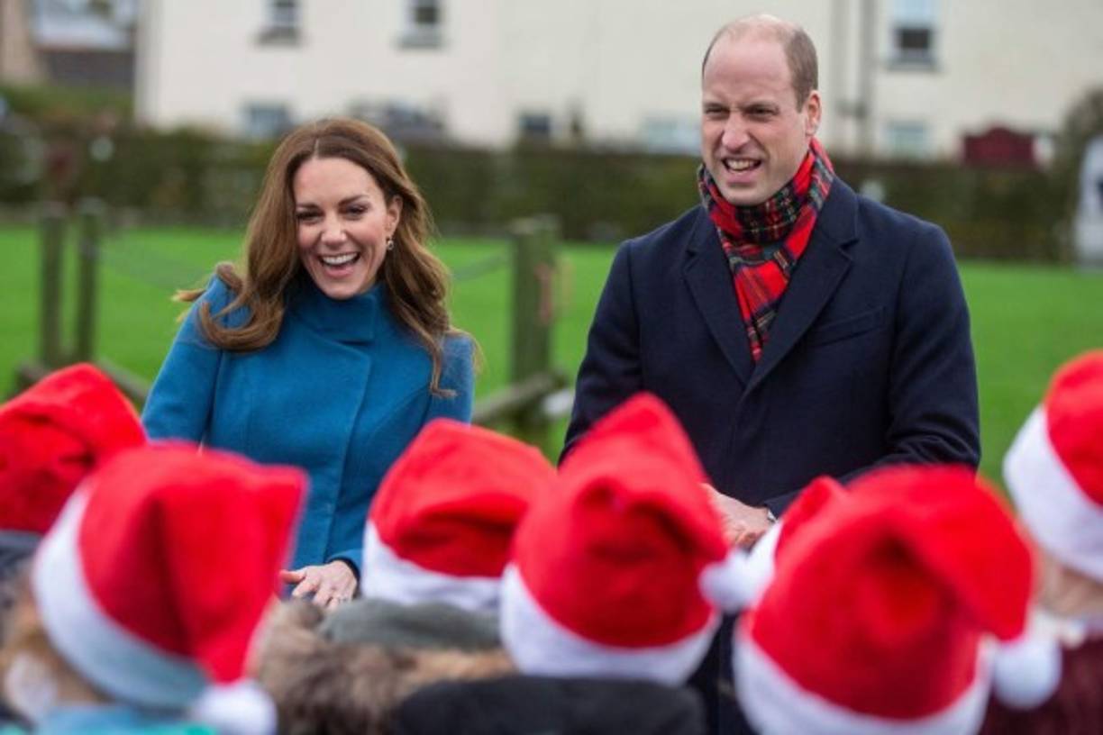 Y es que William y Kate se han mantenido activos durante el confinamiento, visitando diversas organizaciones de caridad y repartiendo alimentos a las personas que se han quedado sin empleo por la pandemia.