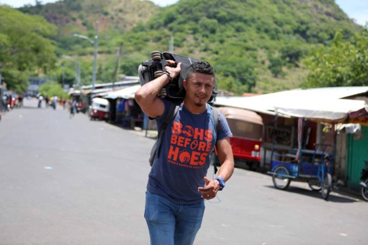 En vehículos o a pie, los visitantes cruzan la frontera e grandes numeros por estos días.
