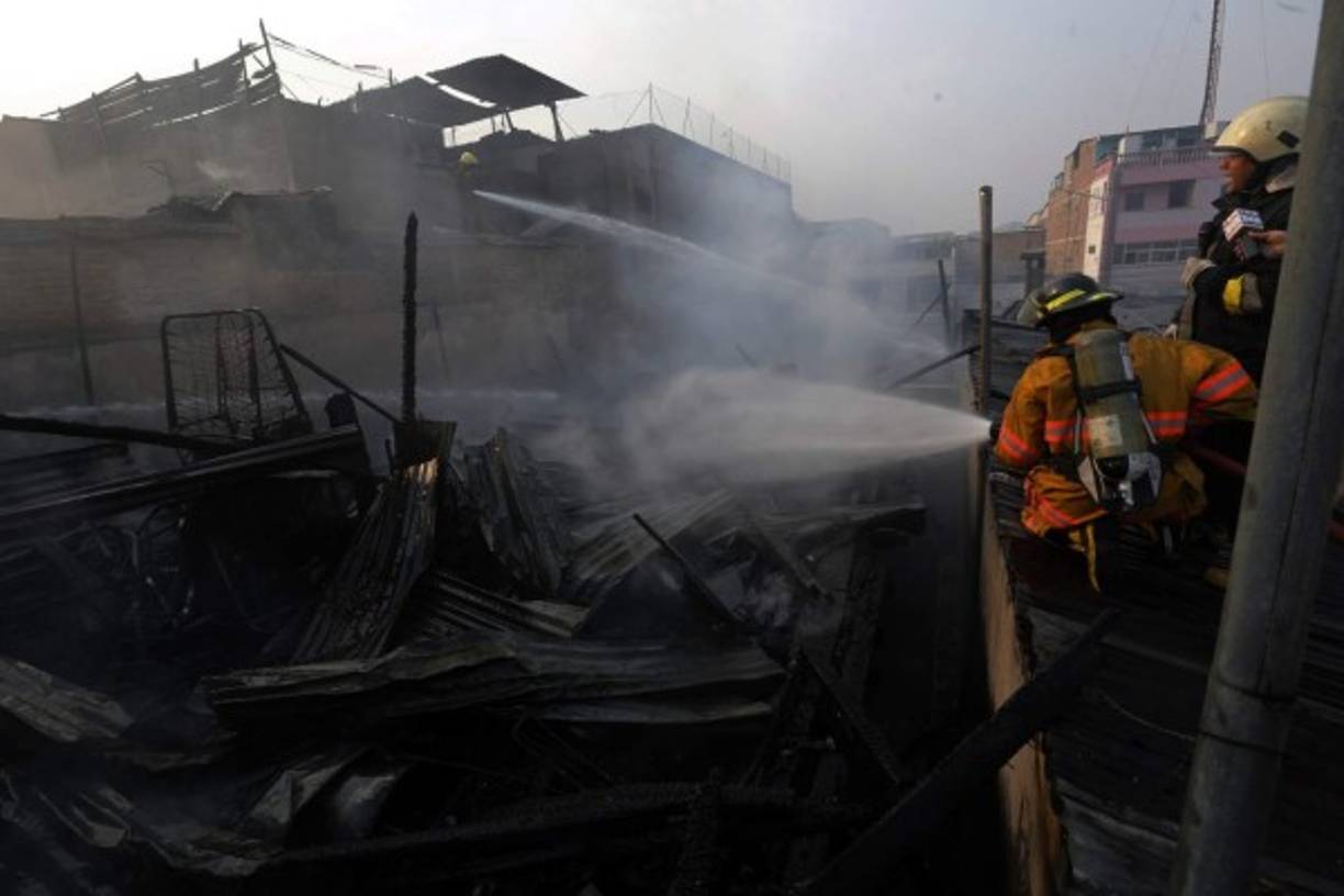 Las llamas amenazaron varias viviendas aledañas al hotel donde se inició el fuego.