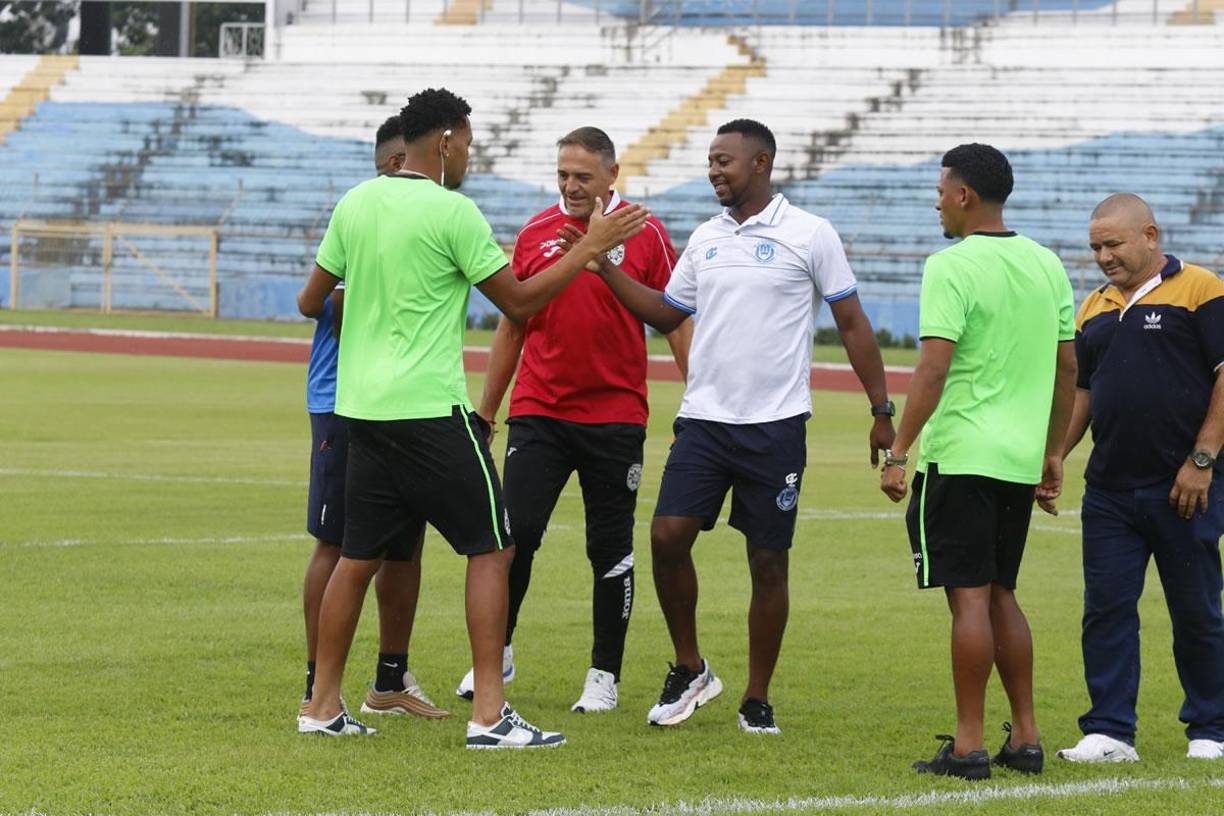 Integrantes de Marathón y Victoria se saludaron antes del inicio del partido de la Copa LA PRENSA.