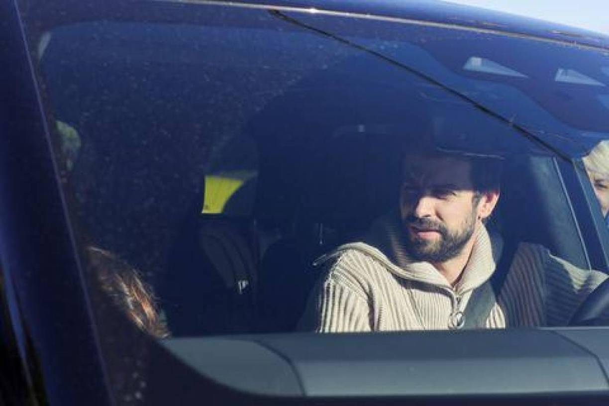 Reporteros de los distintos medios de comunicación se presentaron al exterior de la mansión en Barcelona para cubrir la llegada de Piqué, una de las más esperadas.