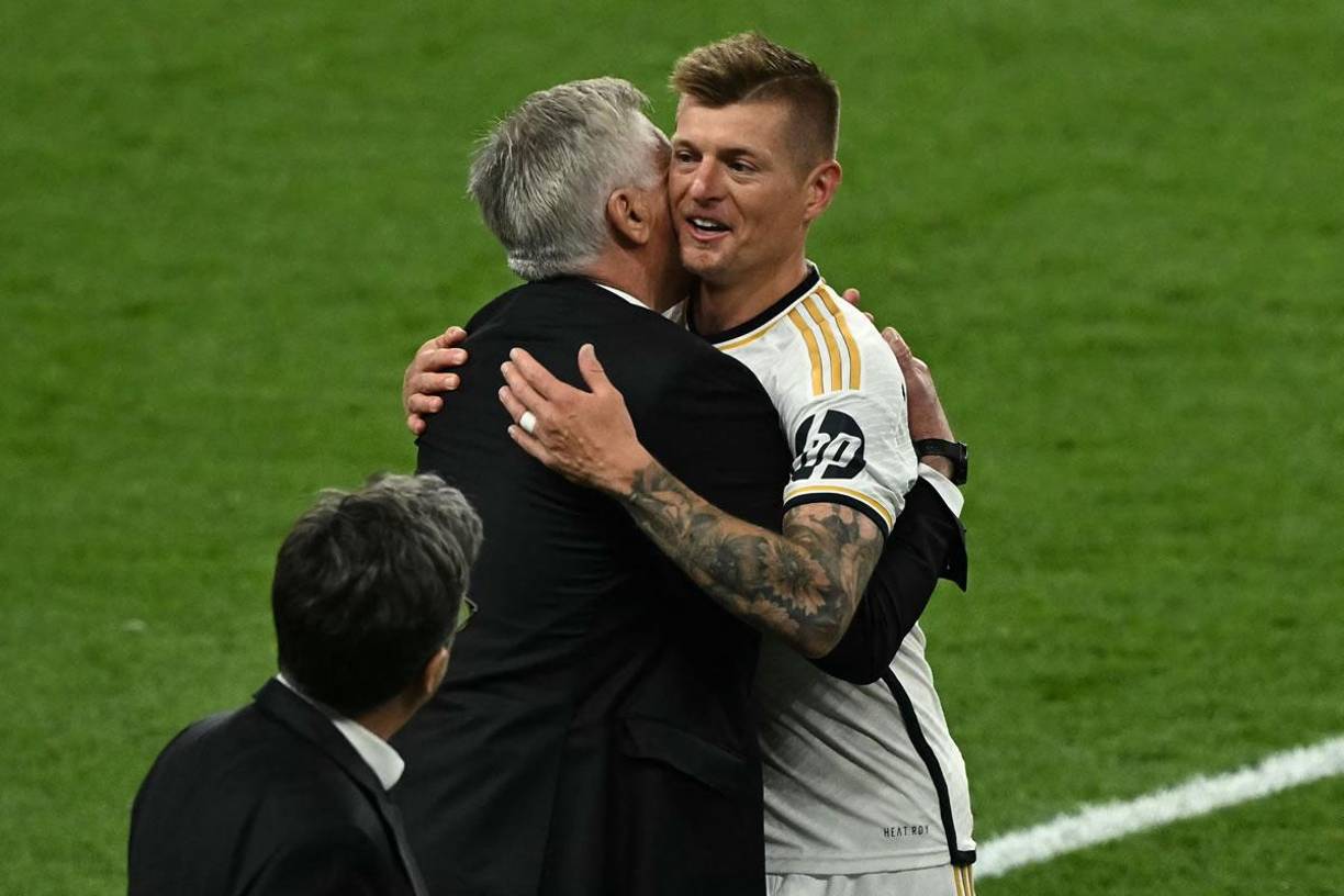 Carlo Ancelotti recibió en la banda a Toni Kroos con un sentido abrazo.