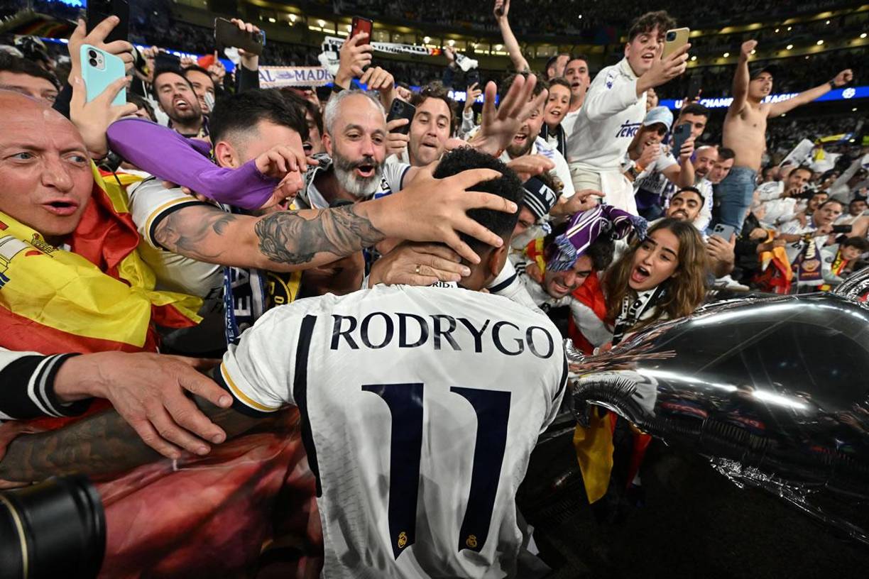 Rodrygo celebró con los aficionados. Fue una locura la que vivió el madridismo en Wembley.