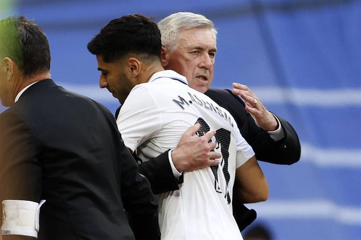 El abrazo entre Ancelotti y Asensio tras sustituirlo en el encuentro.