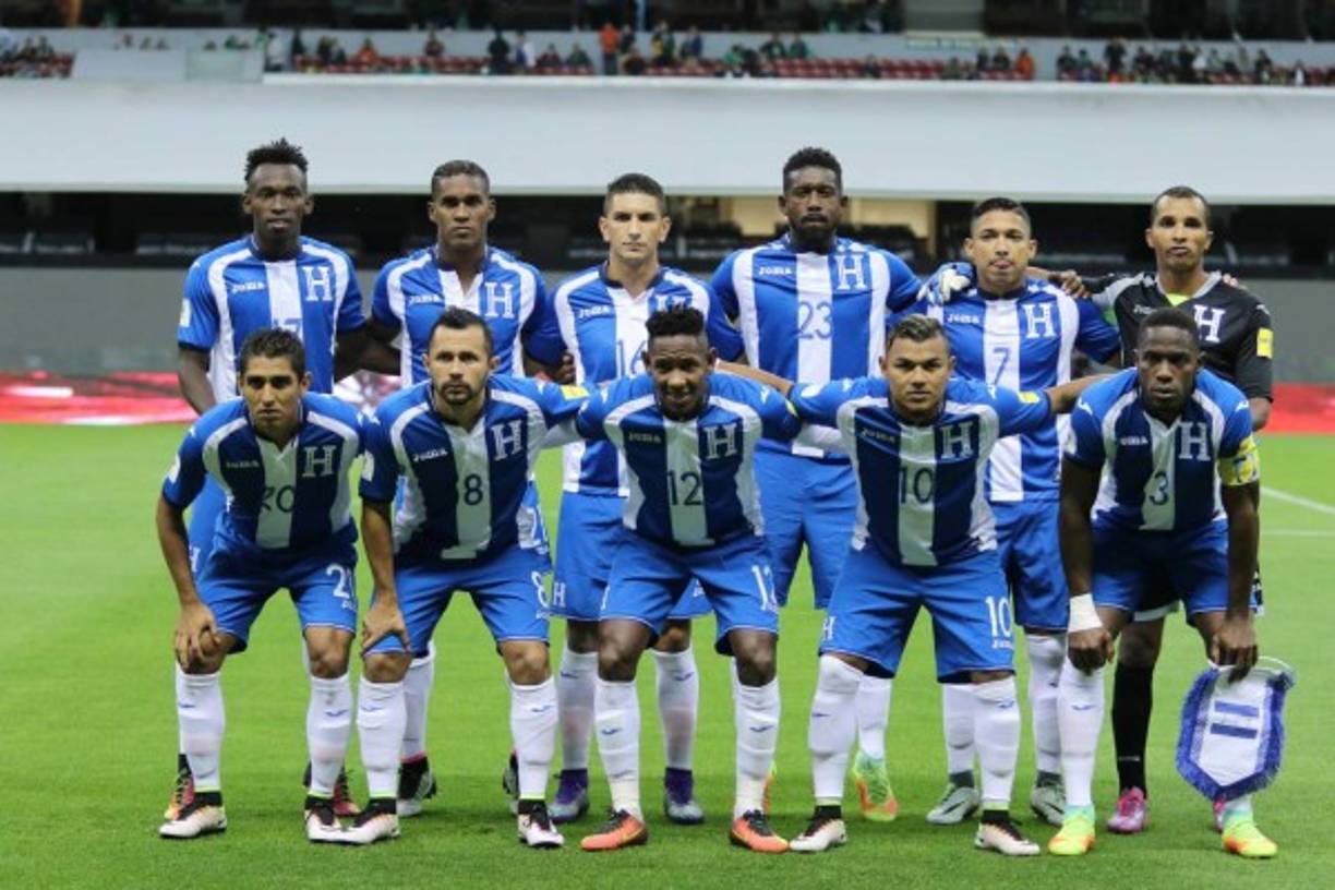 Momento en el que formaba para la foto oficial del partido ante México la selección de Honduras.