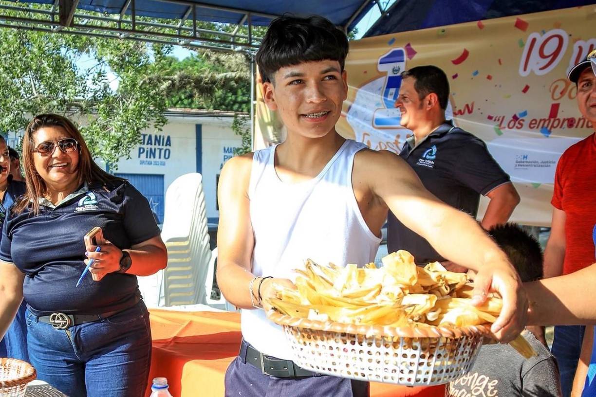 El ganador del concurso “Comelón de Ticucos”, Joshua, alcanzó a comerse 15 unidades, lo que causó asombro entre los espectadores que disfrutaron del festival que promovió la gastronomía, música, bebidas autóctonas, tradiciones de la región trifinio.
