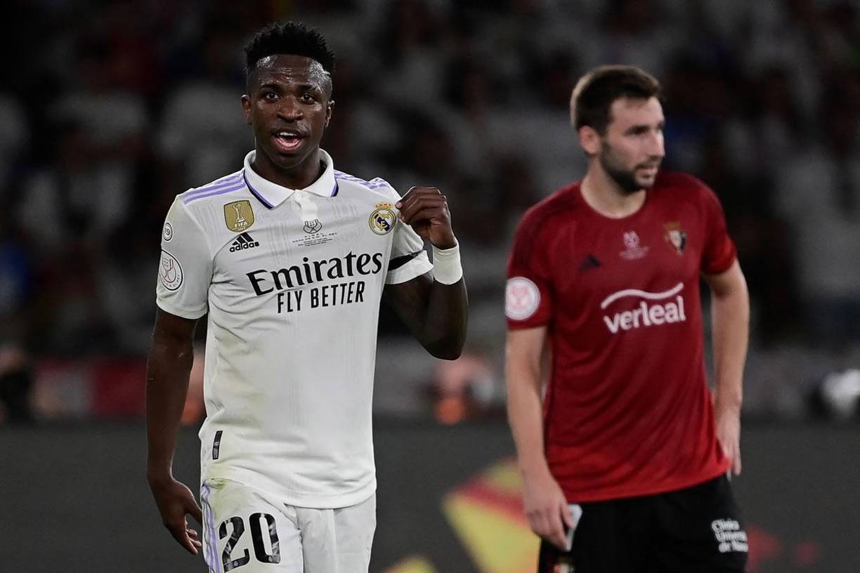 Vinicius una vez más mostró el escudo del Real Madrid, un gesto que no gusta a la afición rival.