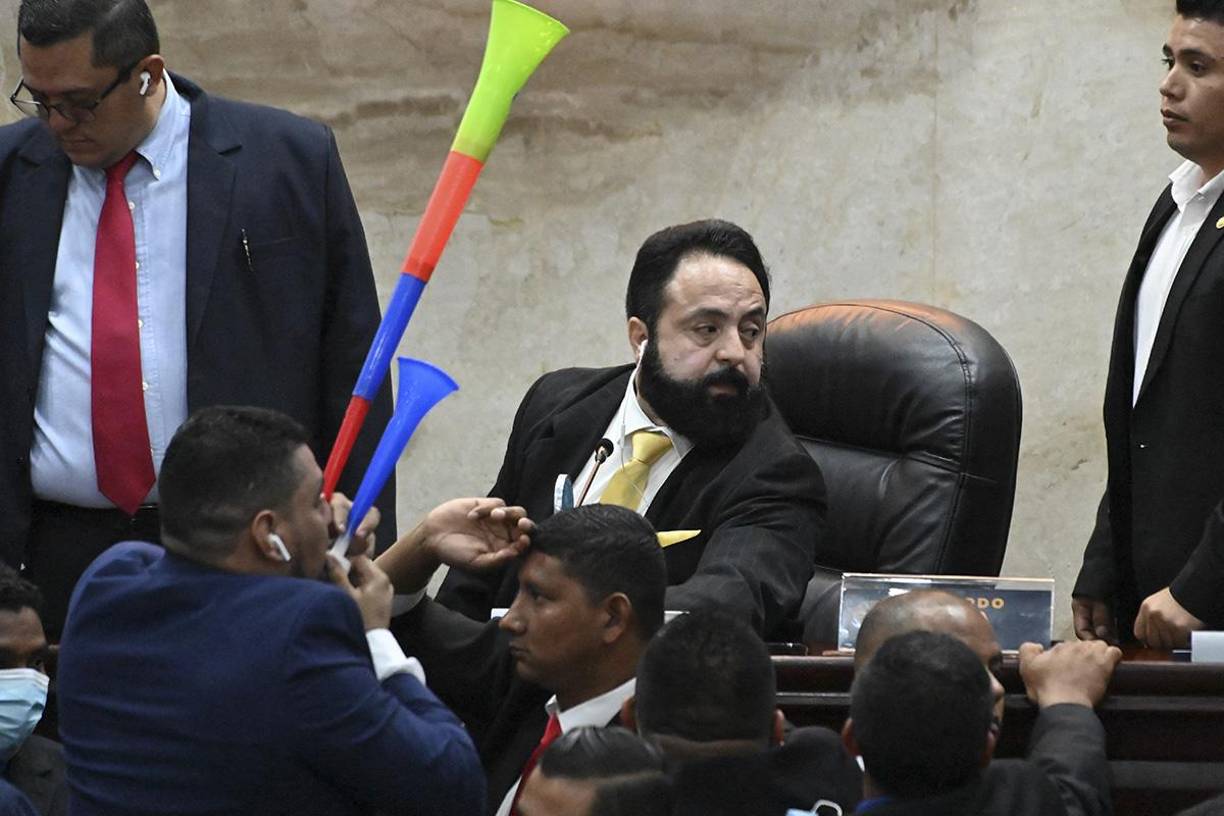 En la sesión hubo hasta golpes entre los parlamentarios del partido Libertad y Refundación (Libre) y del Partido Nacional, quienes exigían a la directiva la palabra para presentar una moción de orden. 