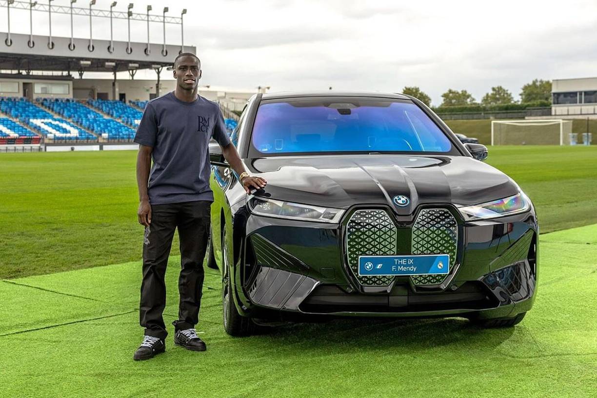 Ferland Mendy - BMW iX xDrive50 (523 CV, con un precio de 108.650 euros).