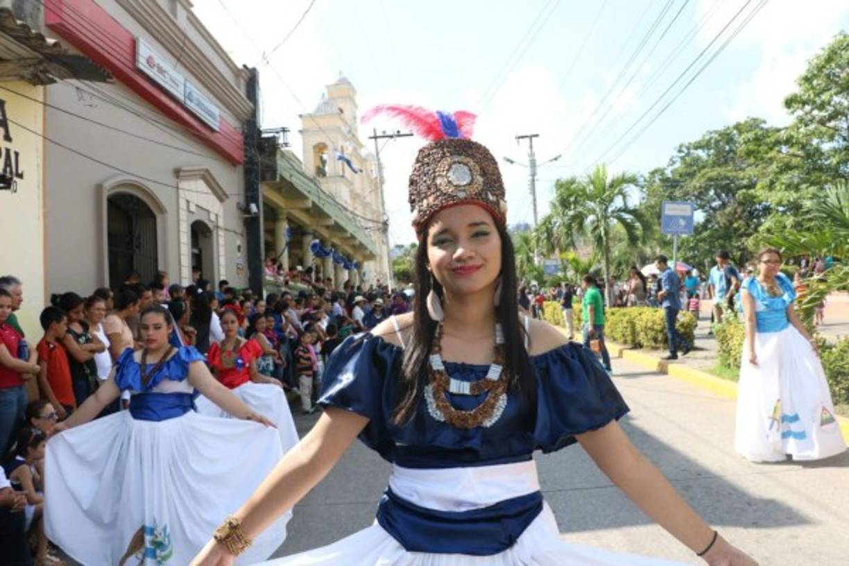 Estudiantes de Santa Bárbara haciendo una representación a los países de Centroamérica que celebran un año más de su independencia.<br/>
