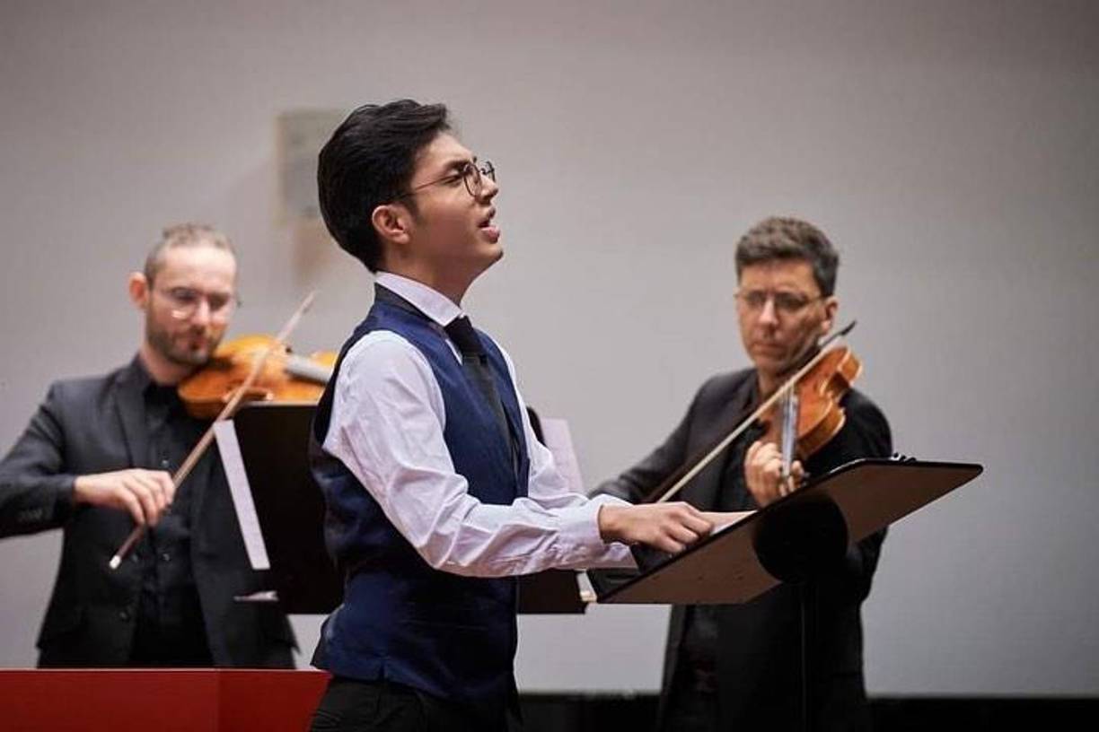 Dennis nació en San Pedro Sula, donde vivió hasta finalizar sus estudios de secundaria, para luego buscar su oportunidad de brillar en Europa, la cuna de la música culta. 